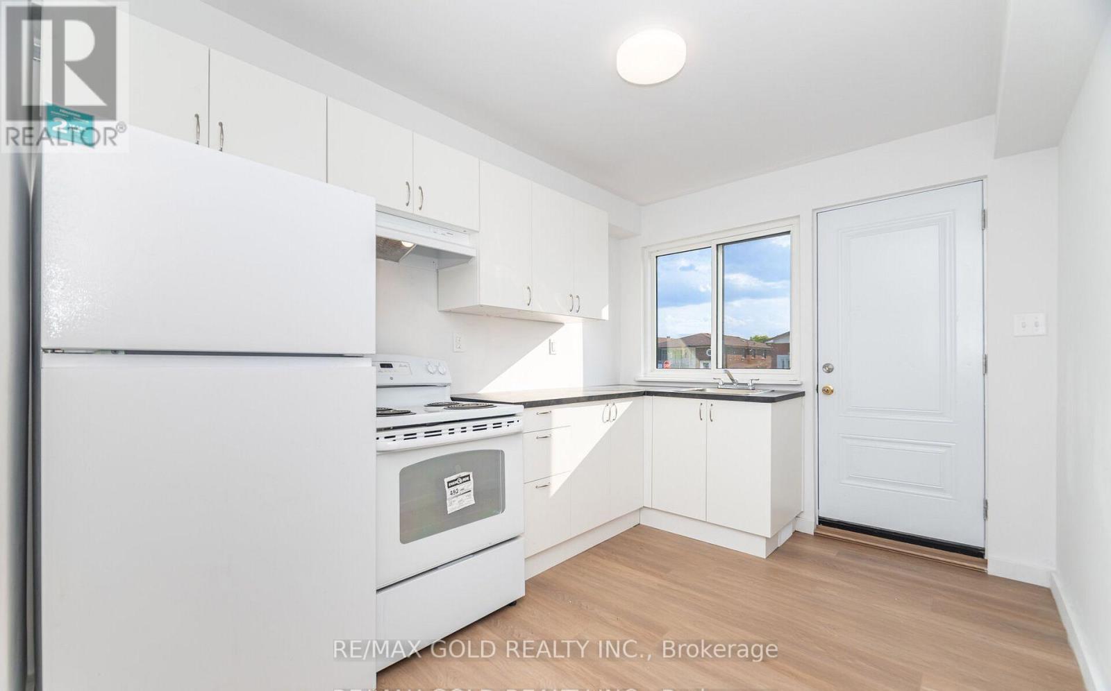 3309 Jolliffe Avenue, Mississauga (Malton), Ontario  L4T 1V6 - Photo 5 - W12497722