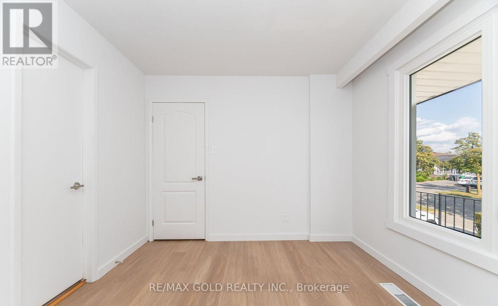 3309 Jolliffe Avenue, Mississauga (Malton), Ontario  L4T 1V6 - Photo 7 - W12497722