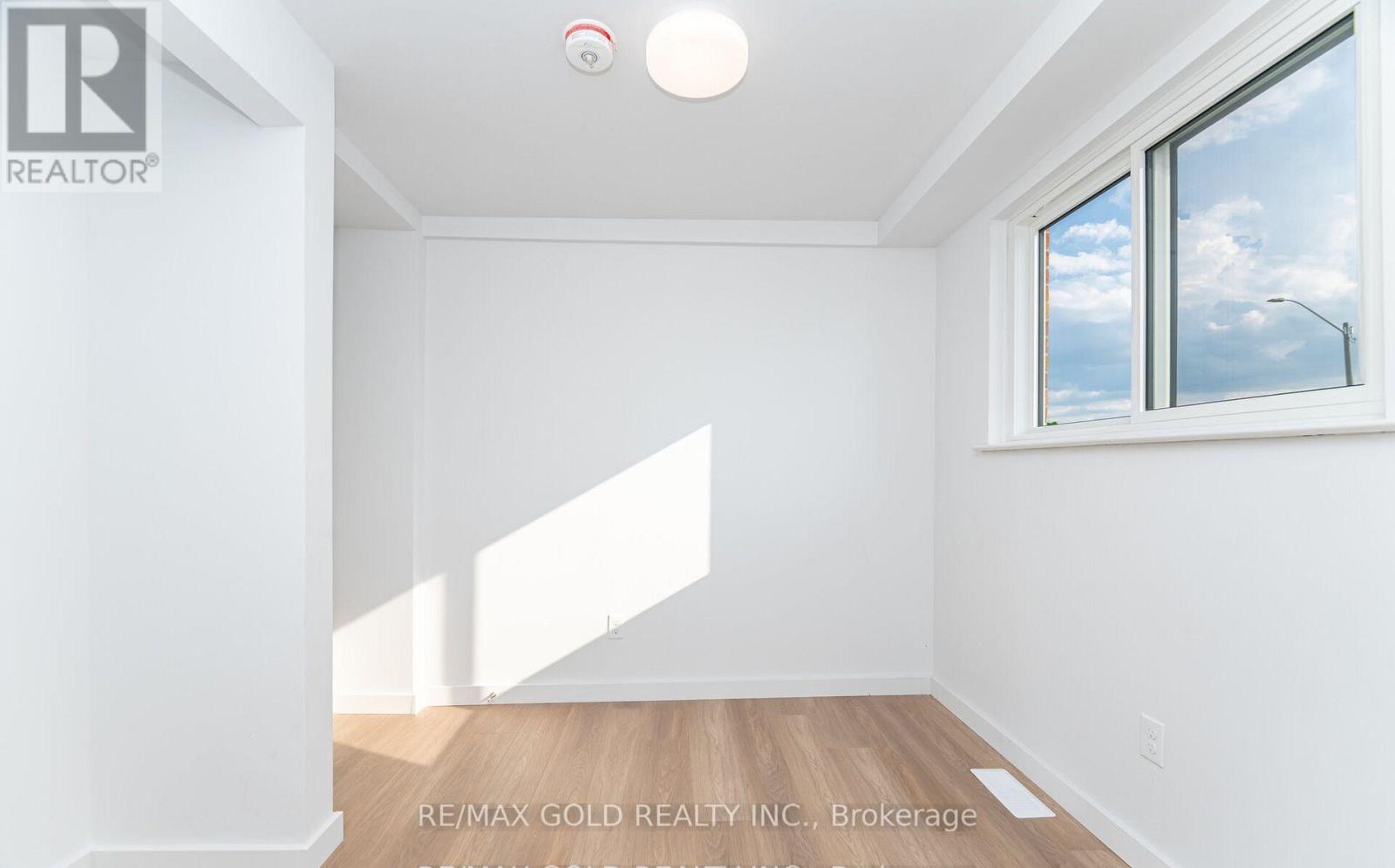 3309 Jolliffe Avenue, Mississauga (Malton), Ontario  L4T 1V6 - Photo 8 - W12497722