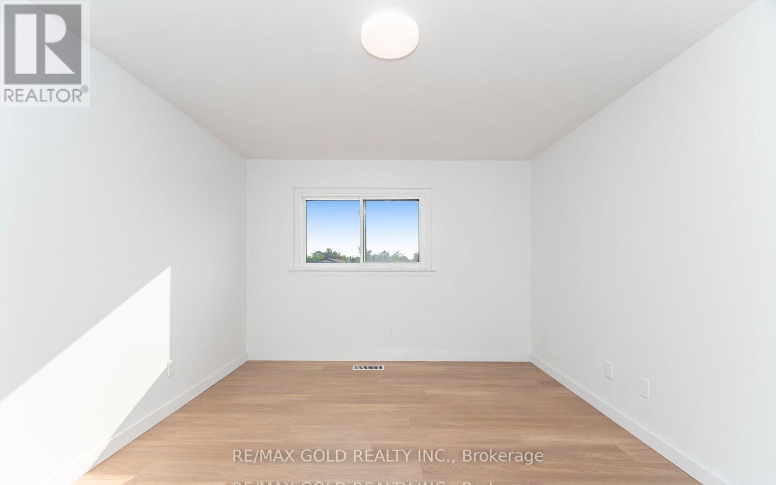 3309 Jolliffe Avenue, Mississauga (Malton), Ontario  L4T 1V6 - Photo 9 - W12497722