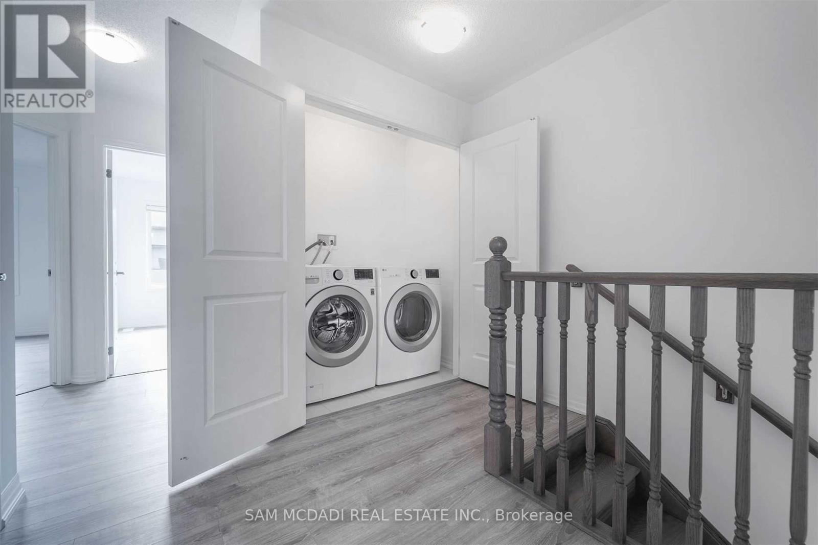 70 Huguenot Road, Oakville, Ontario  L6H 0X4 - Photo 10 - W12497882