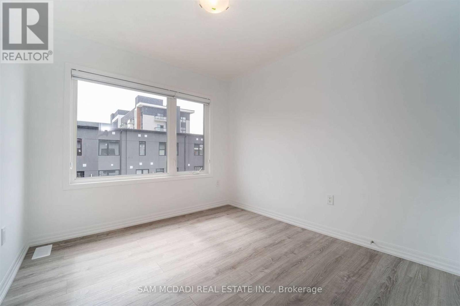 70 Huguenot Road, Oakville, Ontario  L6H 0X4 - Photo 11 - W12497882