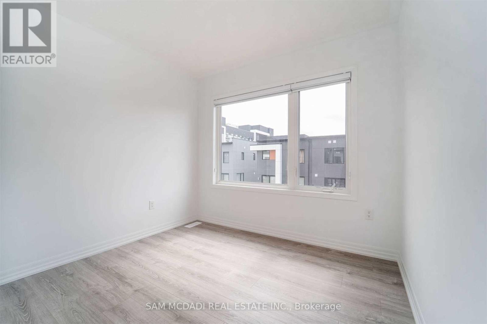 70 Huguenot Road, Oakville, Ontario  L6H 0X4 - Photo 12 - W12497882