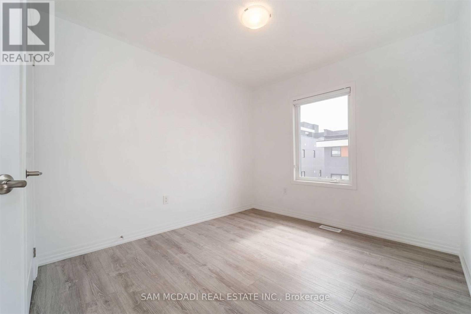 70 Huguenot Road, Oakville, Ontario  L6H 0X4 - Photo 13 - W12497882