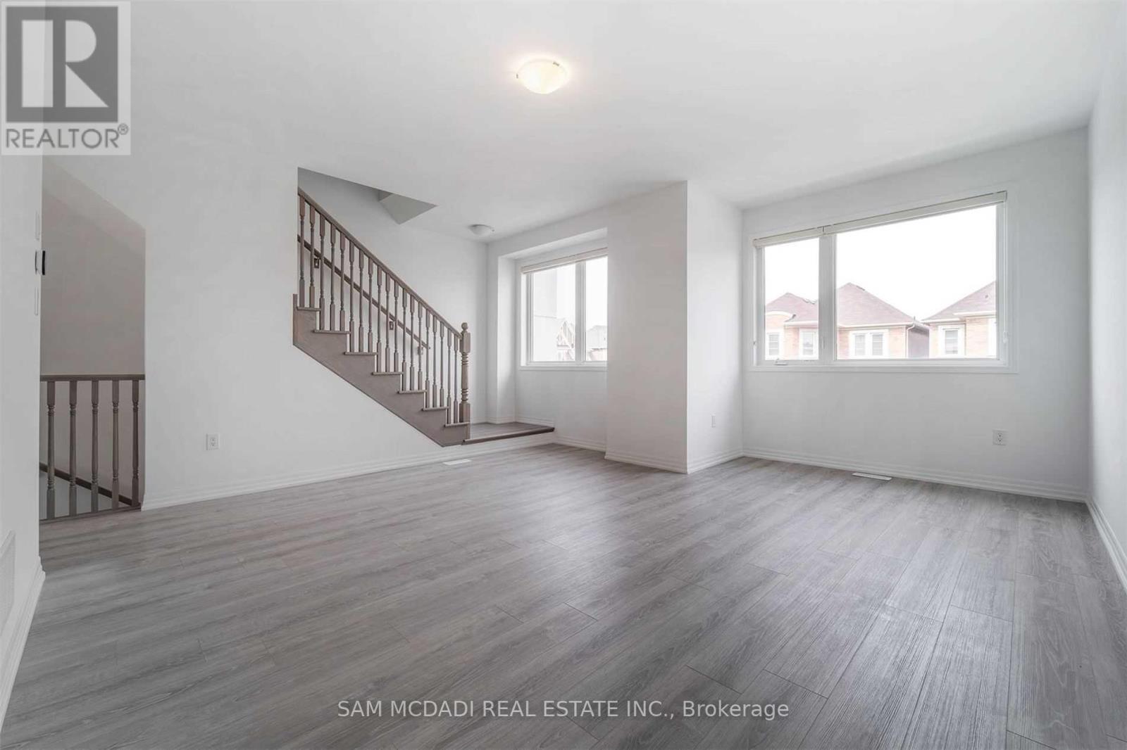 70 Huguenot Road, Oakville, Ontario  L6H 0X4 - Photo 14 - W12497882