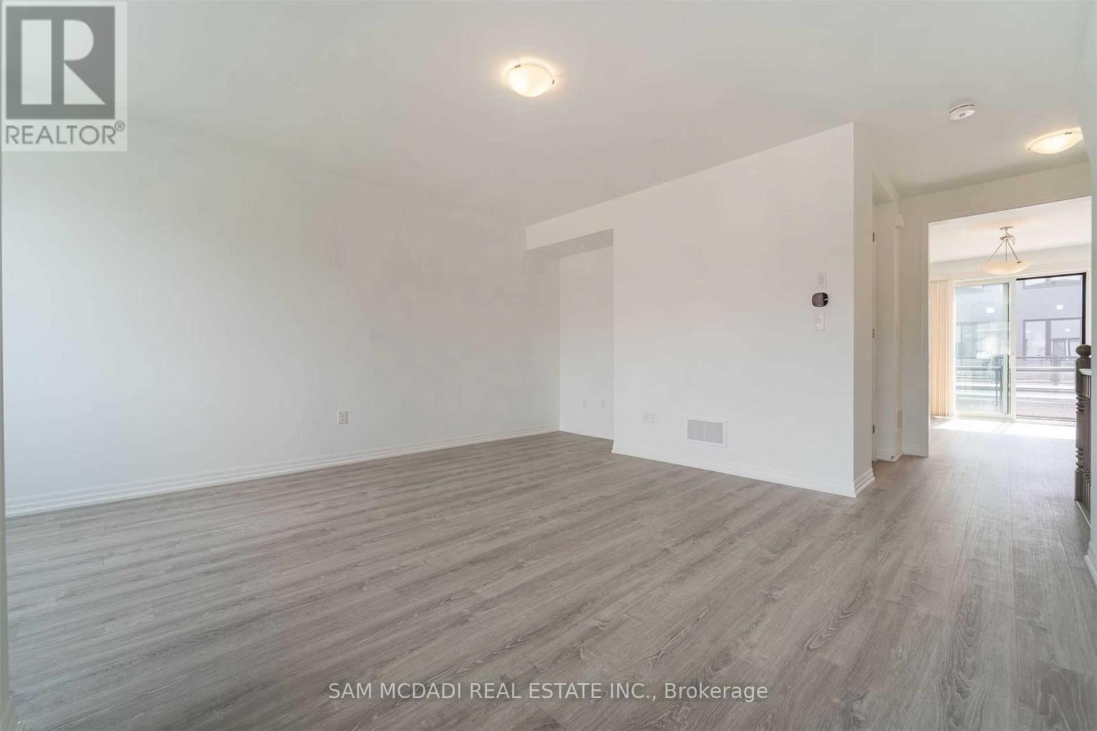 70 Huguenot Road, Oakville, Ontario  L6H 0X4 - Photo 15 - W12497882