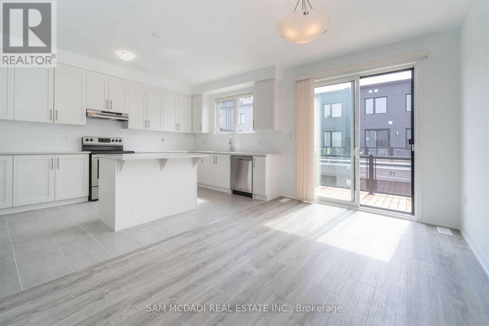 70 Huguenot Road, Oakville, Ontario  L6H 0X4 - Photo 16 - W12497882