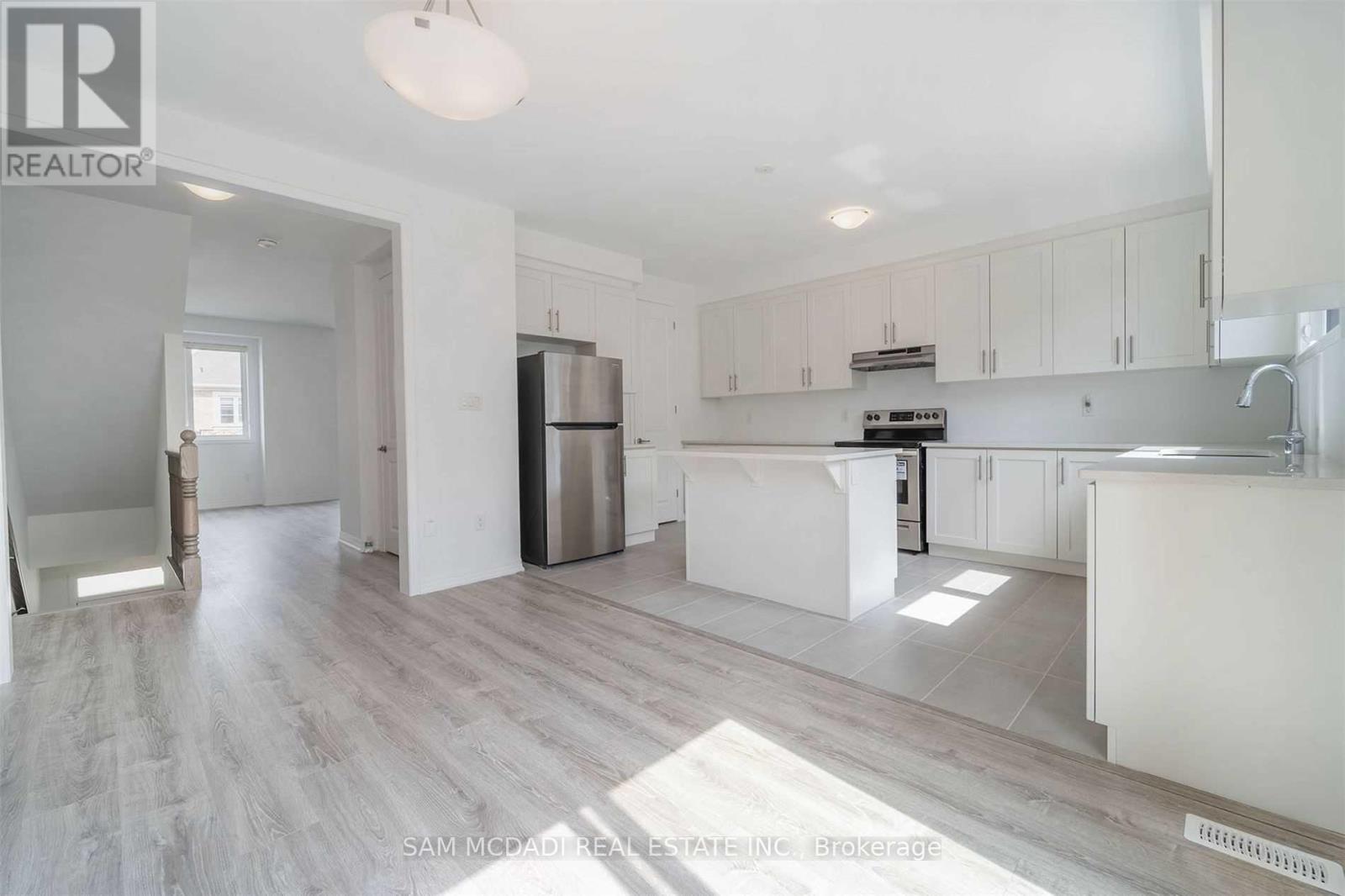 70 Huguenot Road, Oakville, Ontario  L6H 0X4 - Photo 18 - W12497882