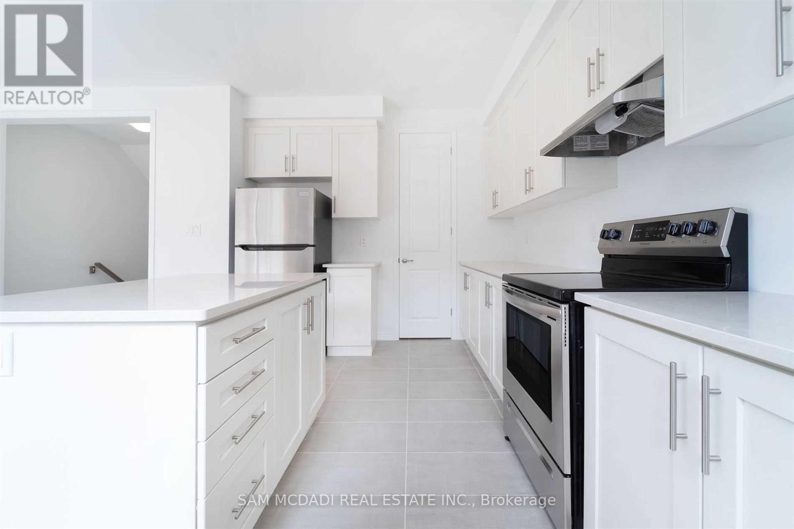 70 Huguenot Road, Oakville, Ontario  L6H 0X4 - Photo 19 - W12497882