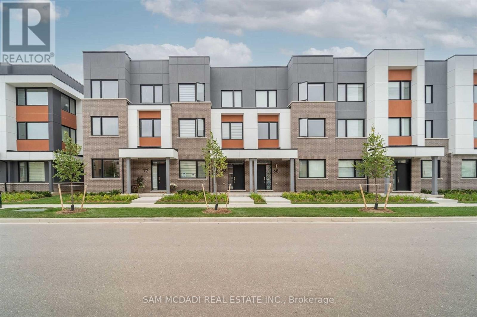 70 Huguenot Road, Oakville, Ontario  L6H 0X4 - Photo 2 - W12497882