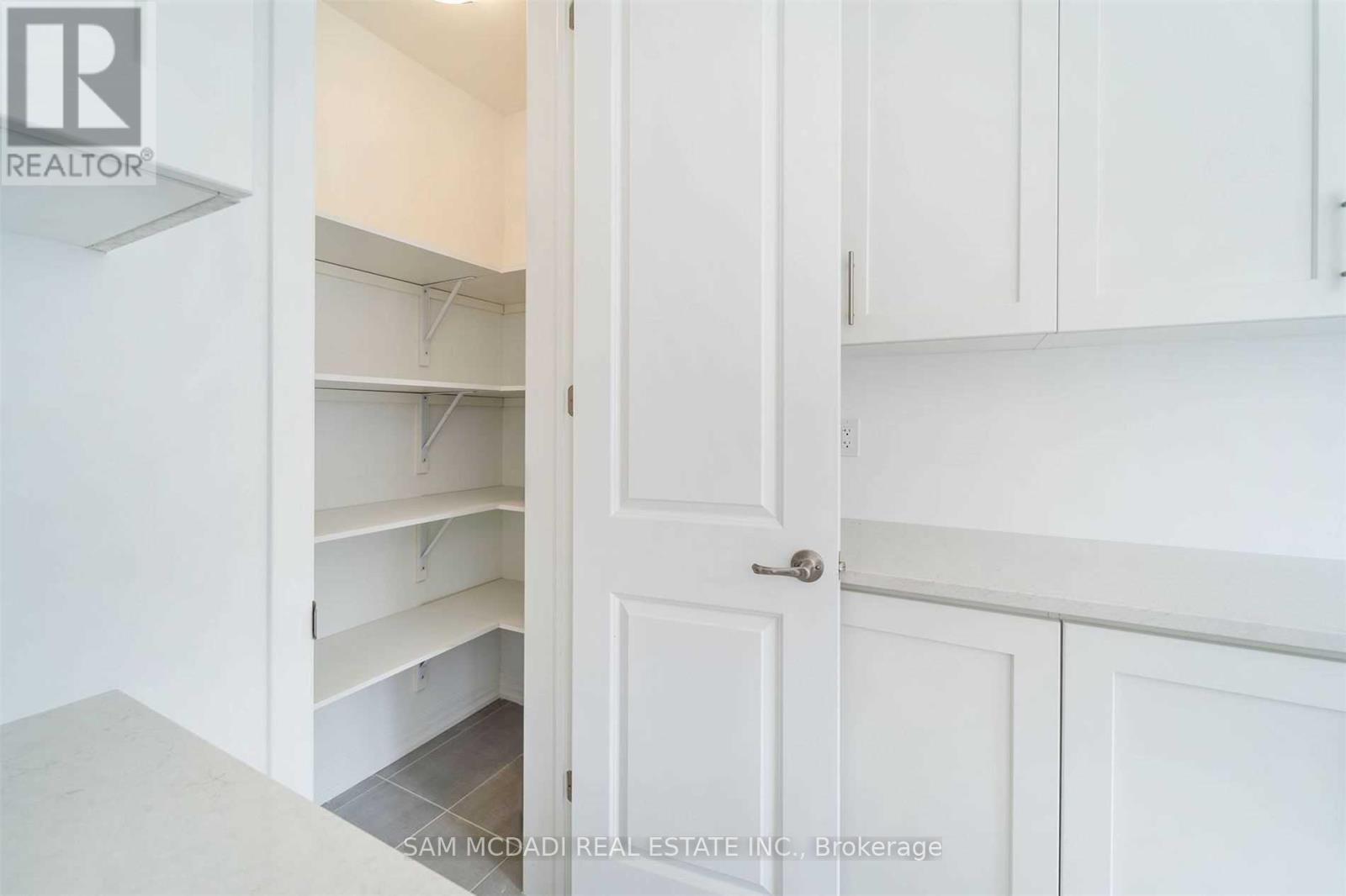 70 Huguenot Road, Oakville, Ontario  L6H 0X4 - Photo 20 - W12497882