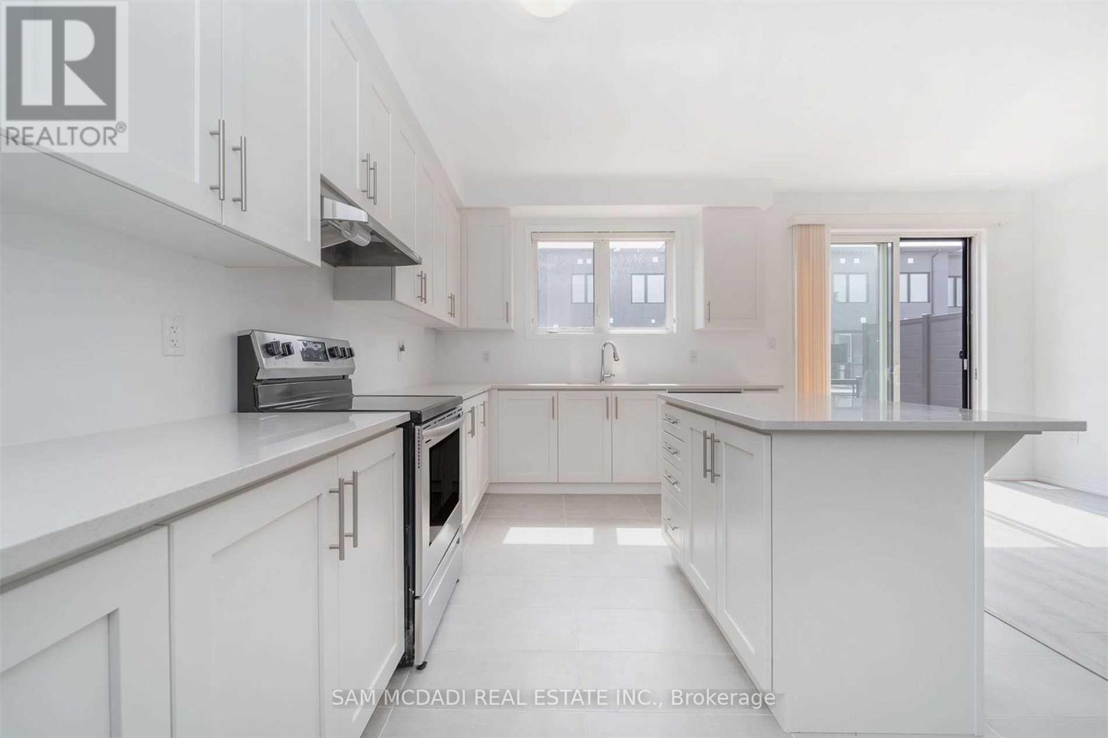 70 Huguenot Road, Oakville, Ontario  L6H 0X4 - Photo 21 - W12497882