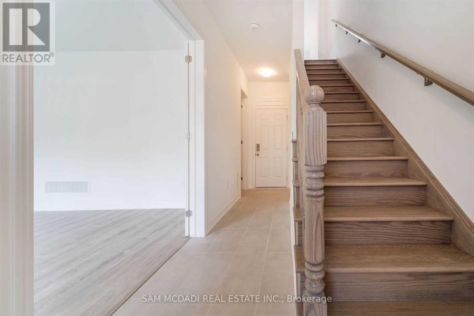 70 Huguenot Road, Oakville, Ontario  L6H 0X4 - Photo 24 - W12497882