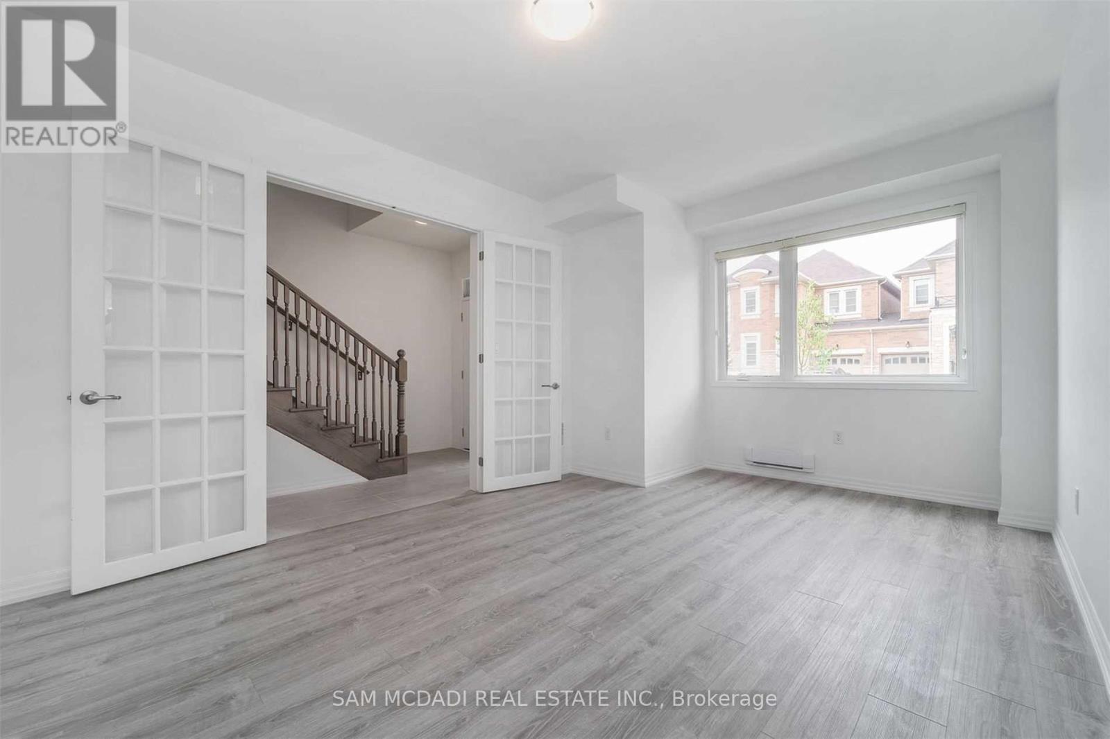 70 Huguenot Road, Oakville, Ontario  L6H 0X4 - Photo 25 - W12497882