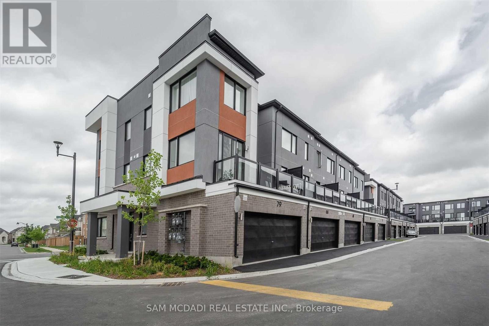 70 Huguenot Road, Oakville, Ontario  L6H 0X4 - Photo 28 - W12497882