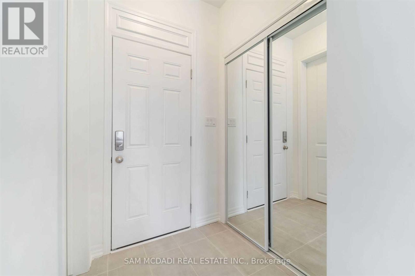 70 Huguenot Road, Oakville, Ontario  L6H 0X4 - Photo 4 - W12497882