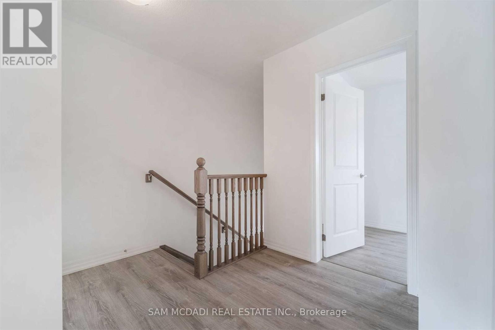 70 Huguenot Road, Oakville, Ontario  L6H 0X4 - Photo 5 - W12497882