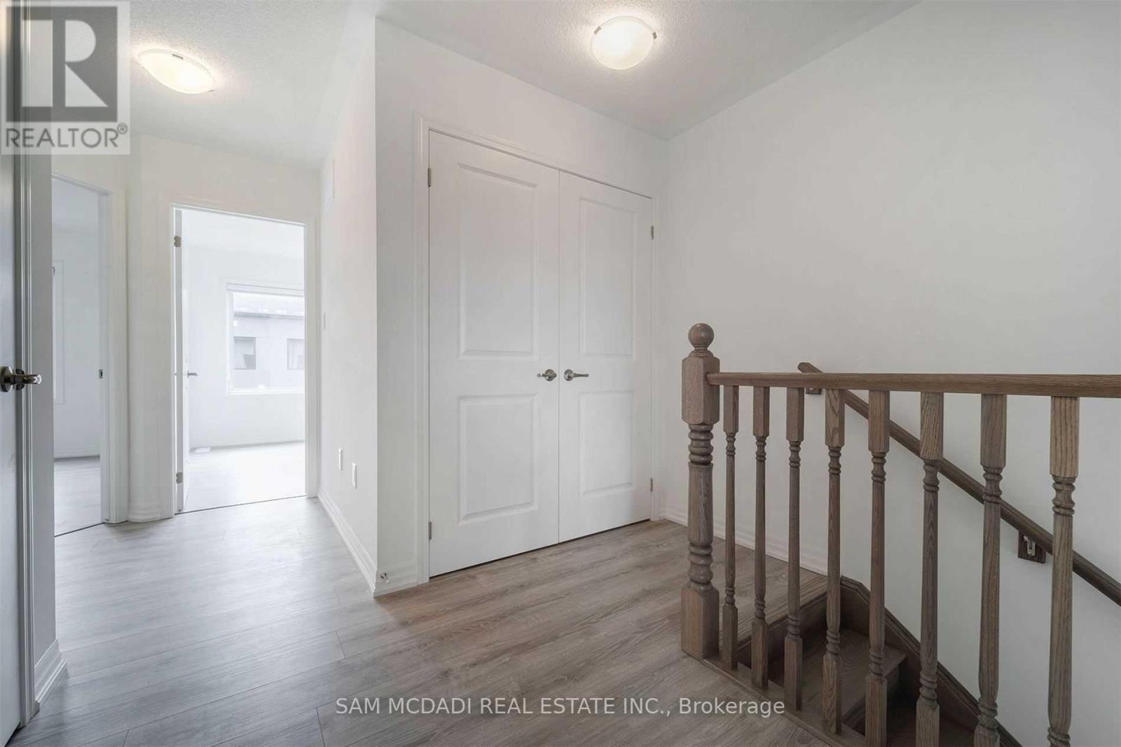 70 Huguenot Road, Oakville, Ontario  L6H 0X4 - Photo 6 - W12497882