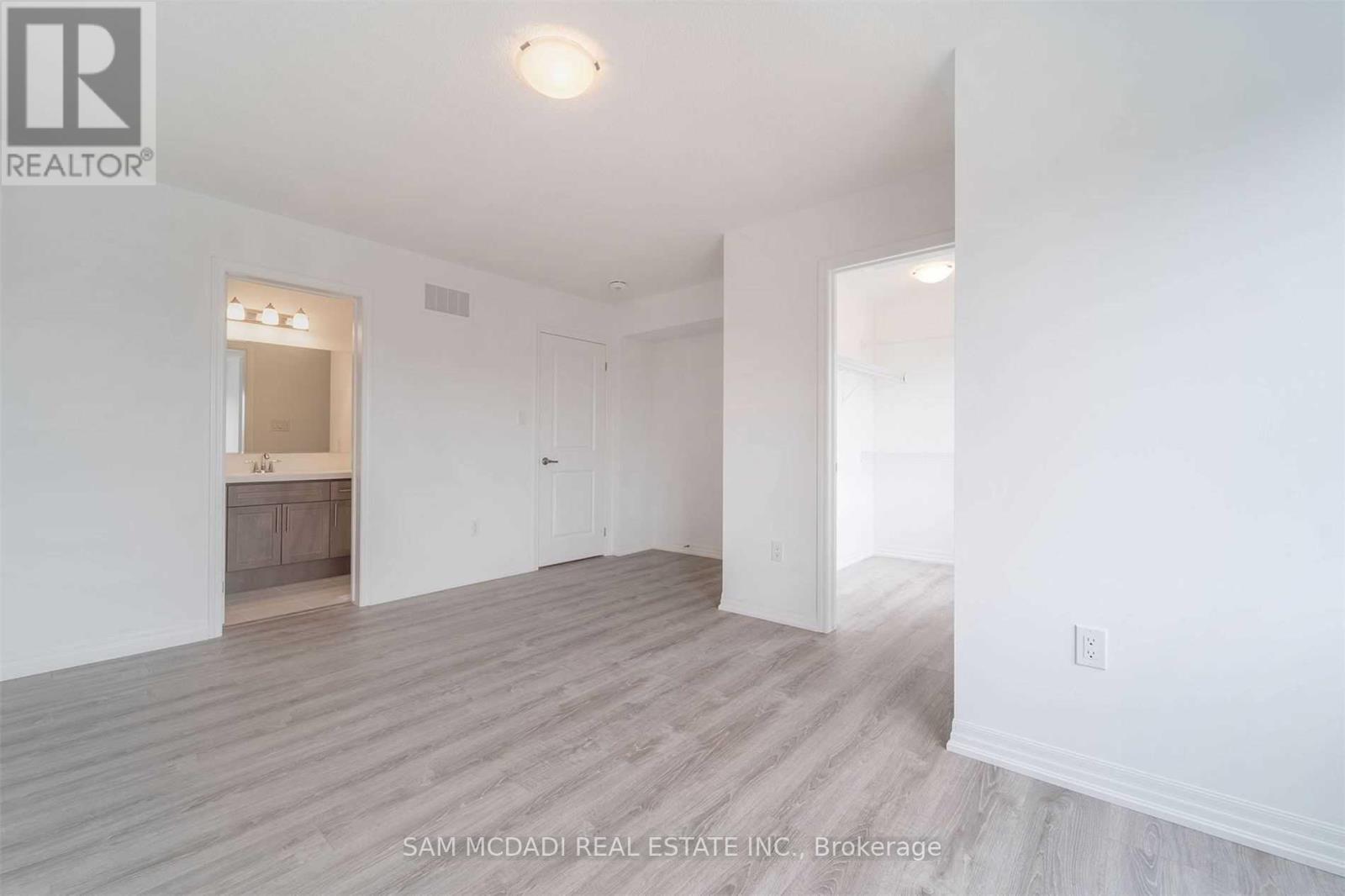 70 Huguenot Road, Oakville, Ontario  L6H 0X4 - Photo 7 - W12497882