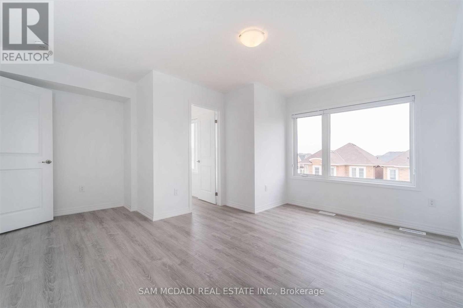 70 Huguenot Road, Oakville, Ontario  L6H 0X4 - Photo 8 - W12497882