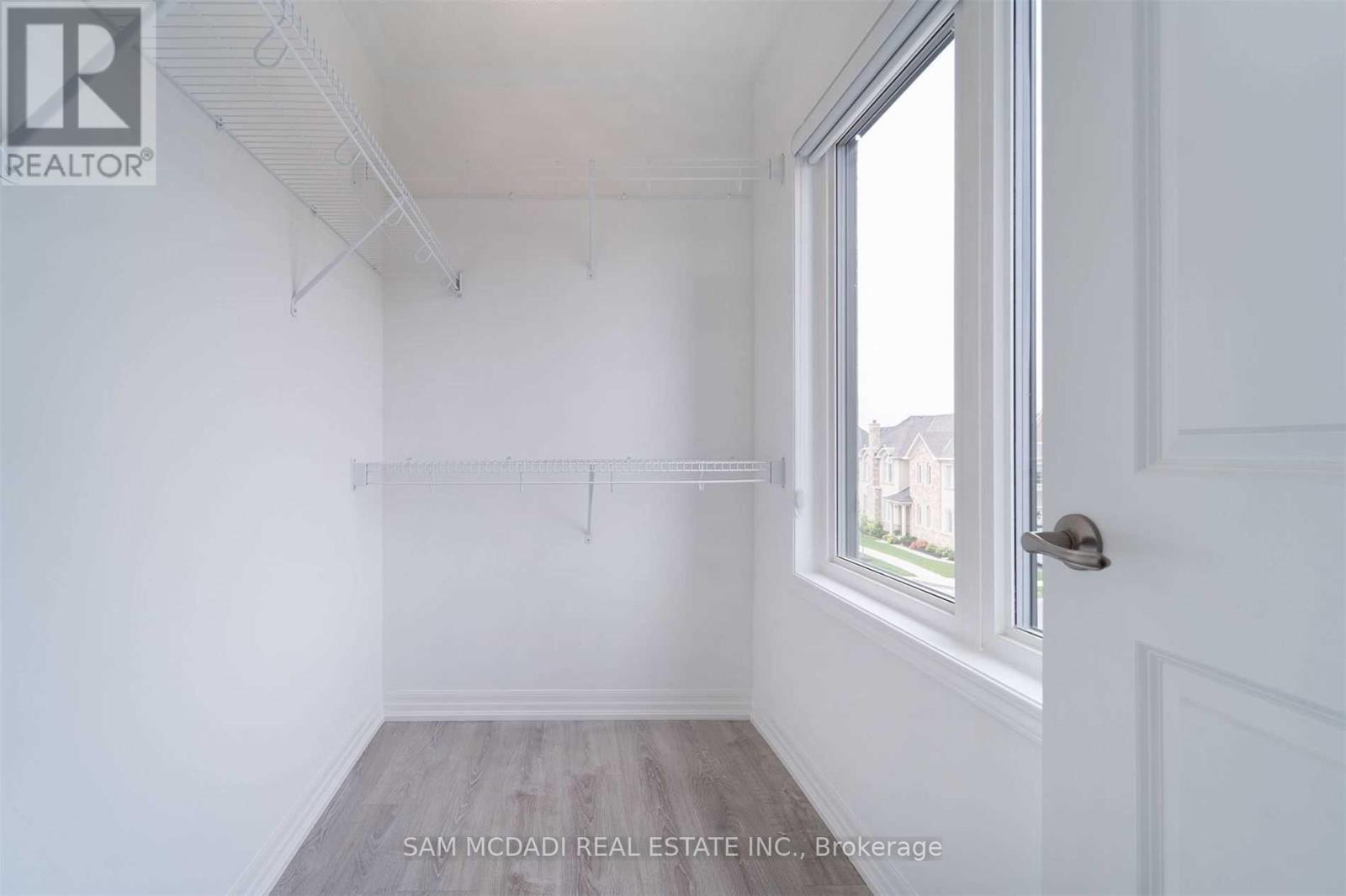 70 Huguenot Road, Oakville, Ontario  L6H 0X4 - Photo 9 - W12497882