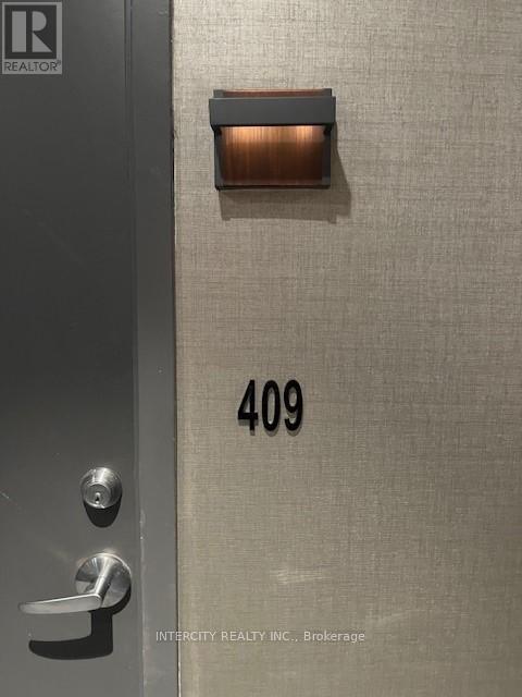 409 - 297 Oak Walk Drive, Oakville (Ro River Oaks), Ontario  L6H 6Z3 - Photo 3 - W12497934