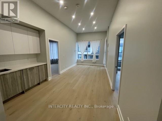 409 - 297 Oak Walk Drive, Oakville (Ro River Oaks), Ontario  L6H 6Z3 - Photo 6 - W12497934