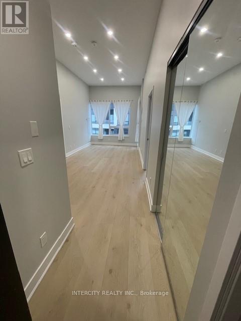 409 - 297 Oak Walk Drive, Oakville (Ro River Oaks), Ontario  L6H 6Z3 - Photo 7 - W12497934