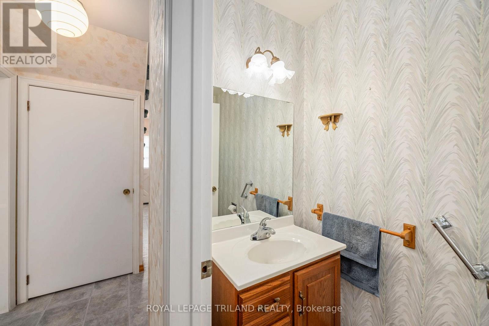 769 Haighton Road, London South, Ontario  N6K 1B4 - Photo 14 - X12393794