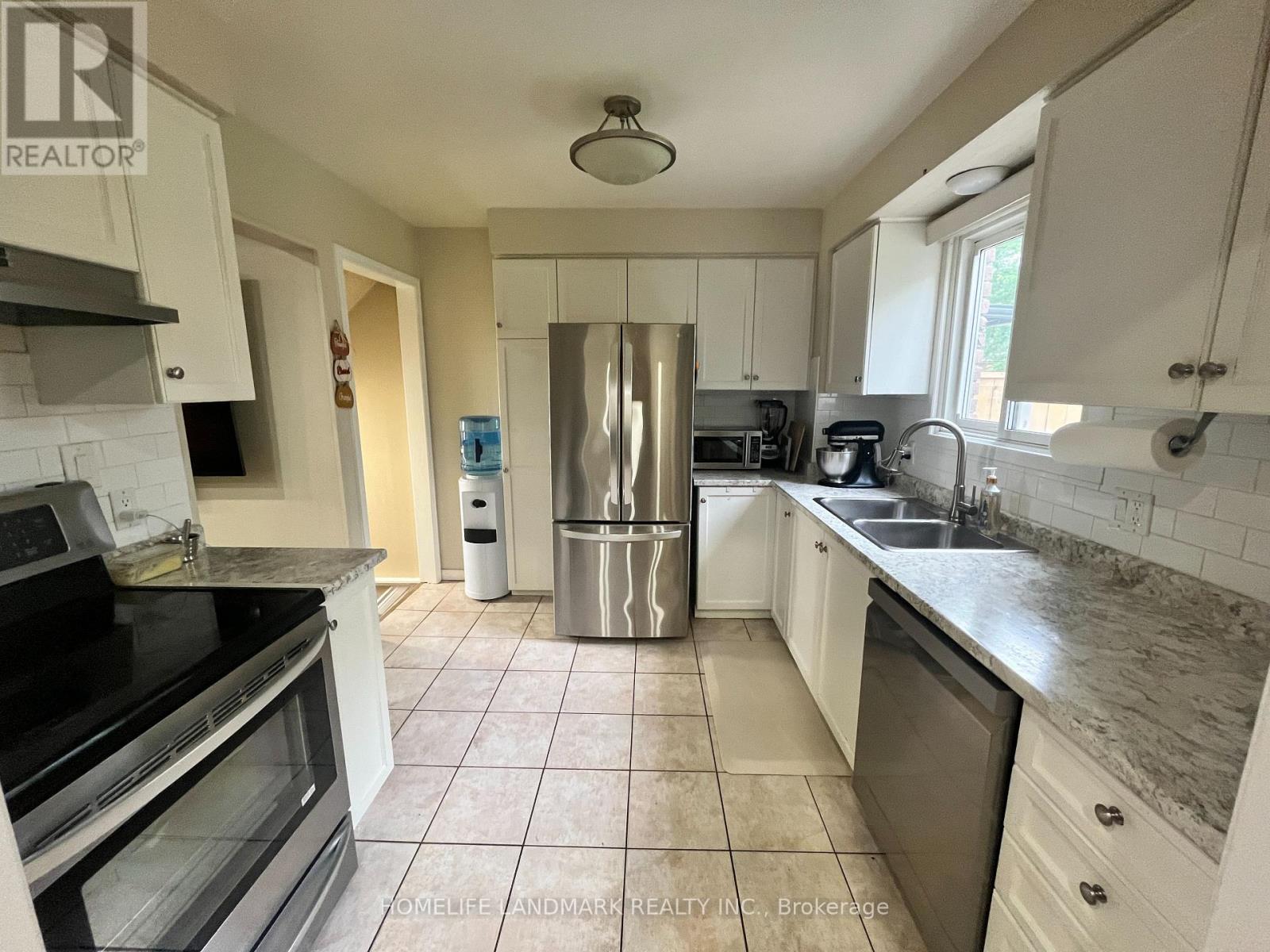 39 Elma Street, St. Catharines (Lakeport), Ontario  L2N 6Z2 - Photo 4 - X12497376