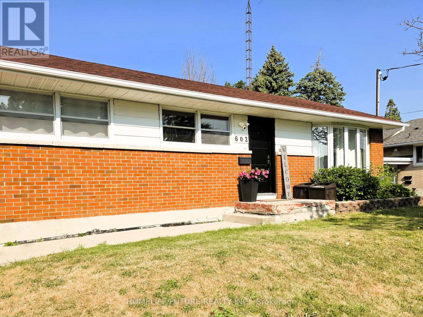 602 Finucane Street, Oshawa, Ontario  L1J 5L6 - Photo 2 - E12498030