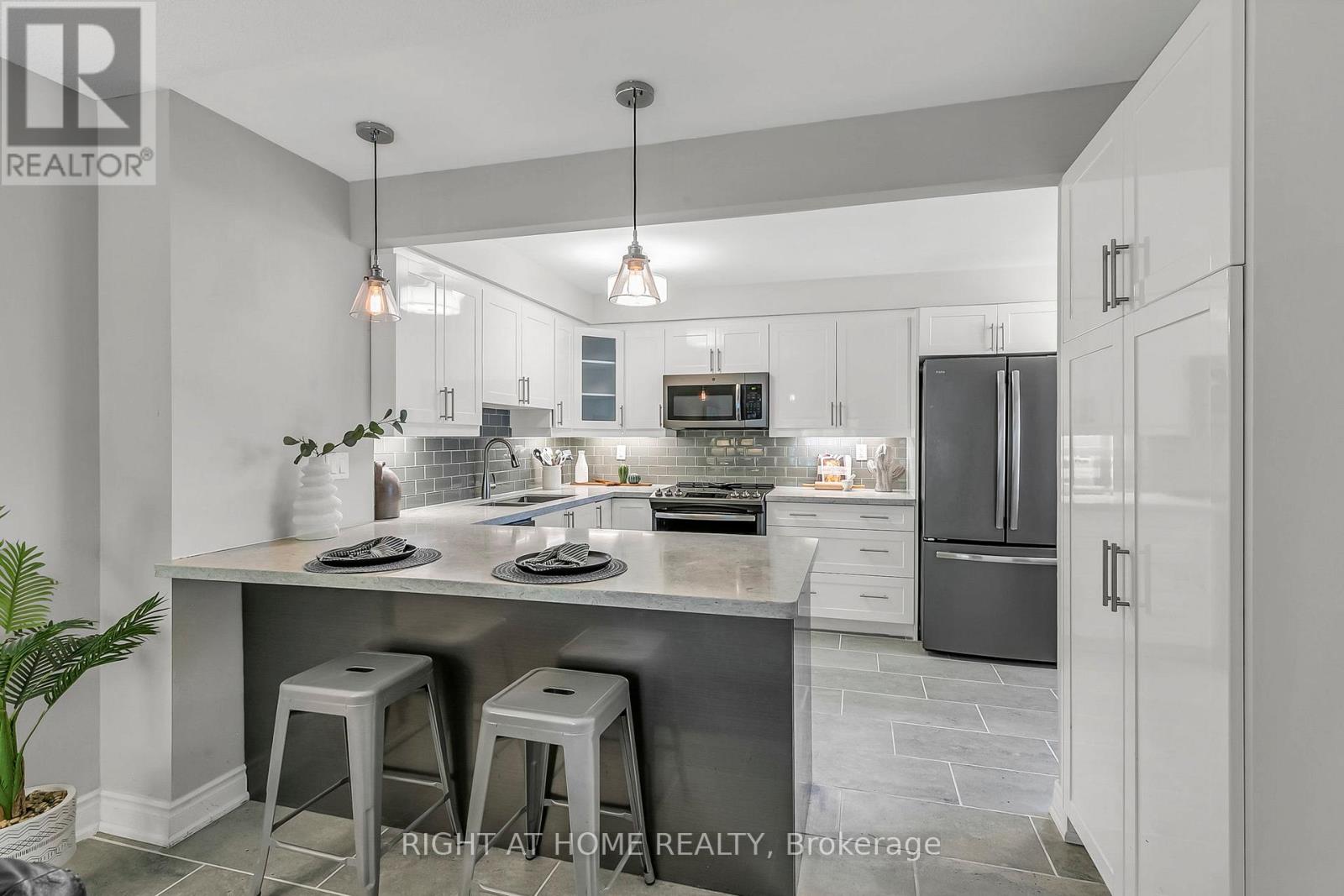 25 Castle Rock Drive, Richmond Hill (North Richvale), Ontario  L4C 5A3 - Photo 10 - N12498076