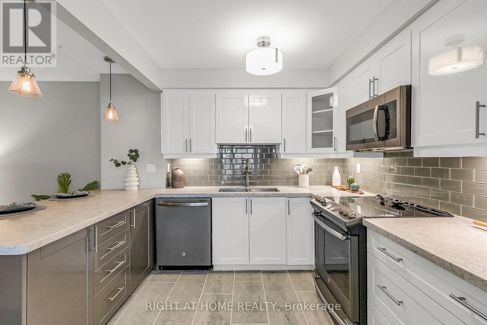 25 Castle Rock Drive, Richmond Hill (North Richvale), Ontario  L4C 5A3 - Photo 11 - N12498076