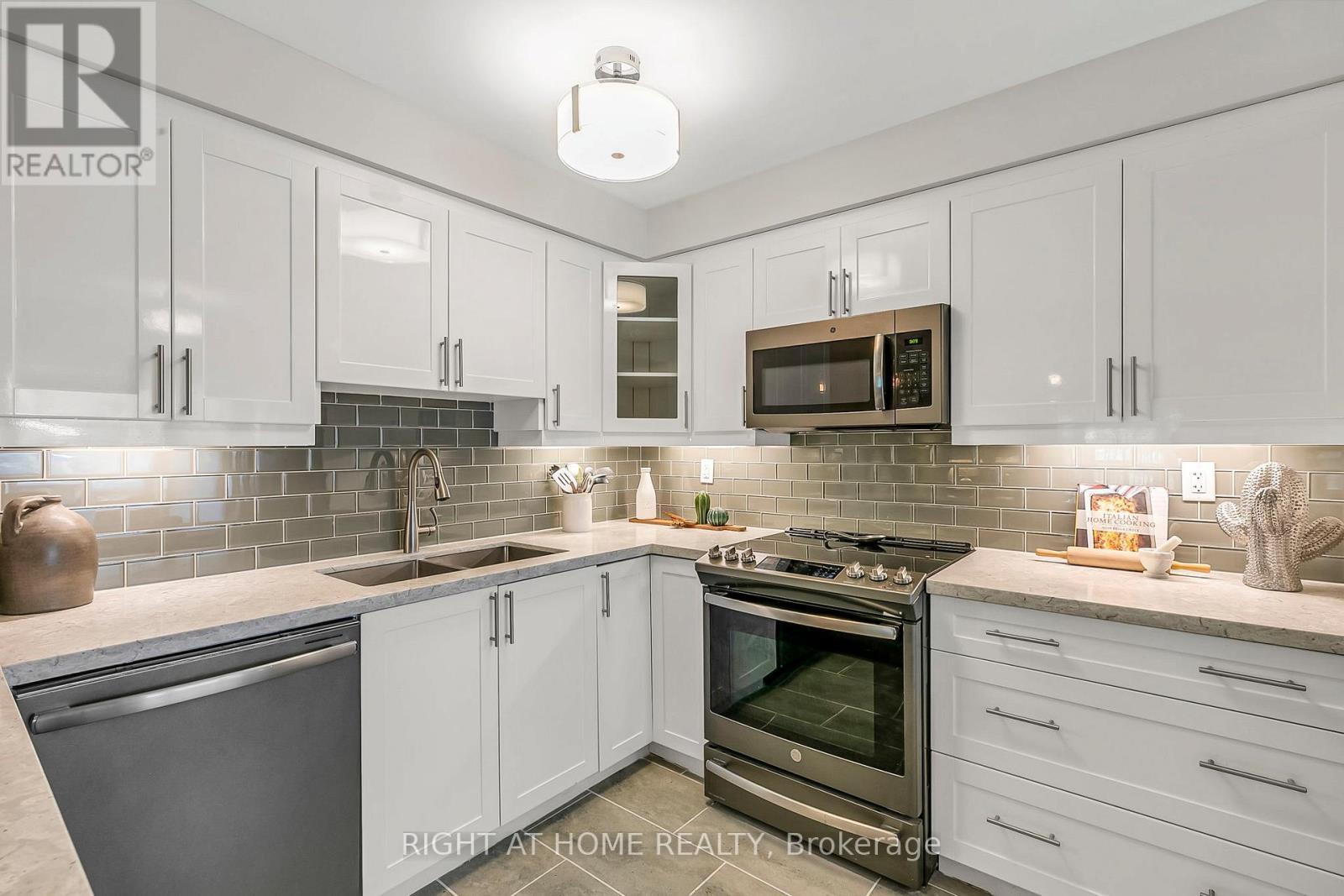 25 Castle Rock Drive, Richmond Hill (North Richvale), Ontario  L4C 5A3 - Photo 12 - N12498076