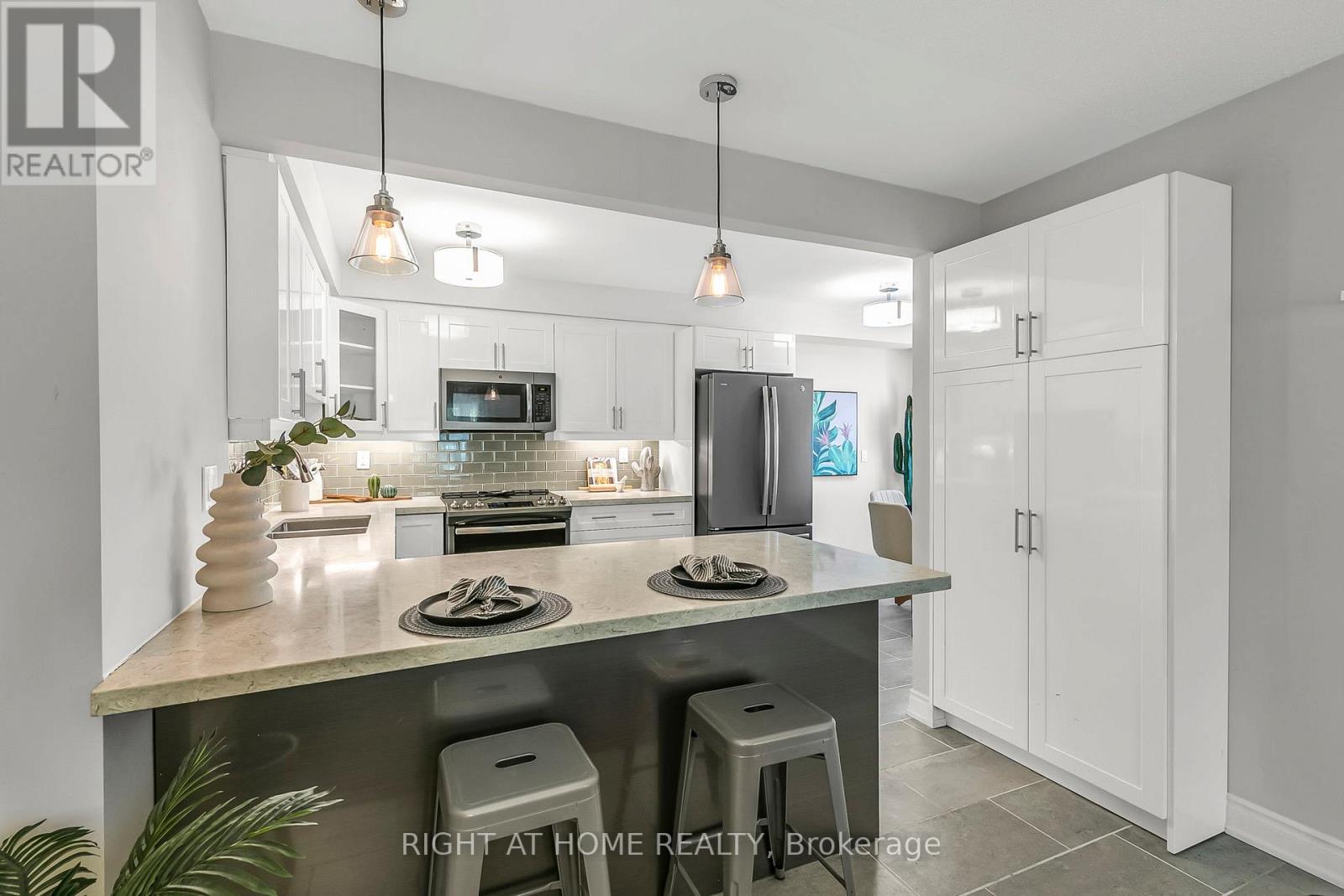 25 Castle Rock Drive, Richmond Hill (North Richvale), Ontario  L4C 5A3 - Photo 9 - N12498076