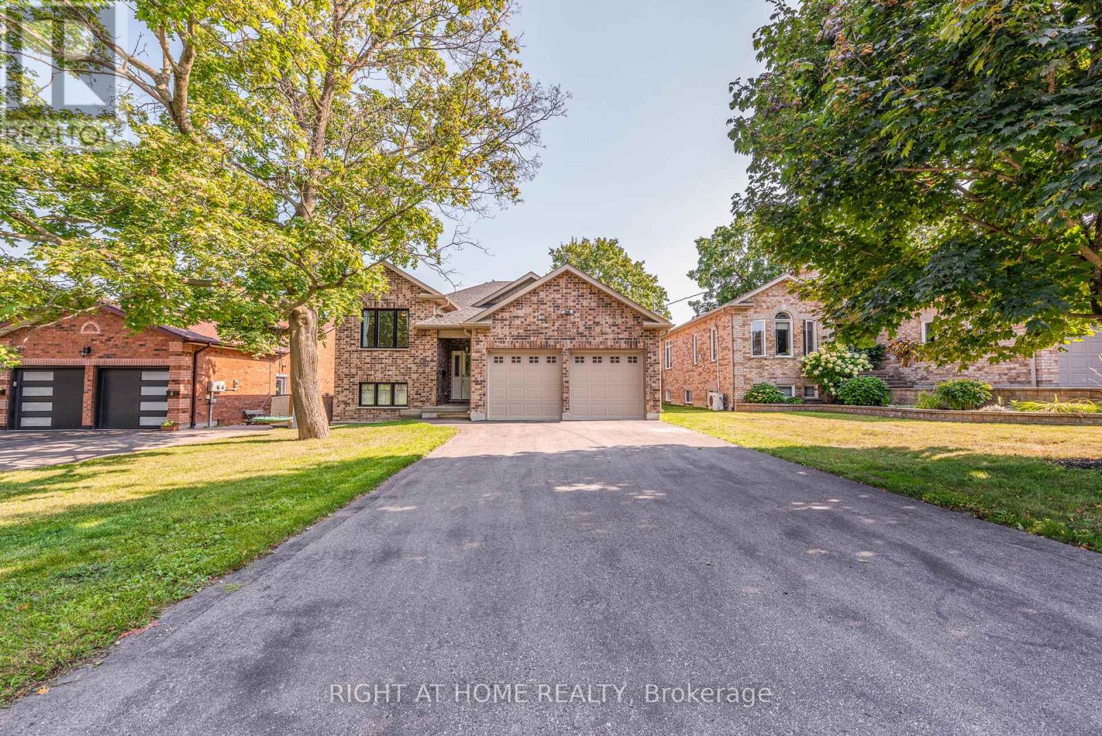 11 Ottaway Avenue, Barrie (Wellington), Ontario  L4M 2W6 - Photo 2 - S12498048