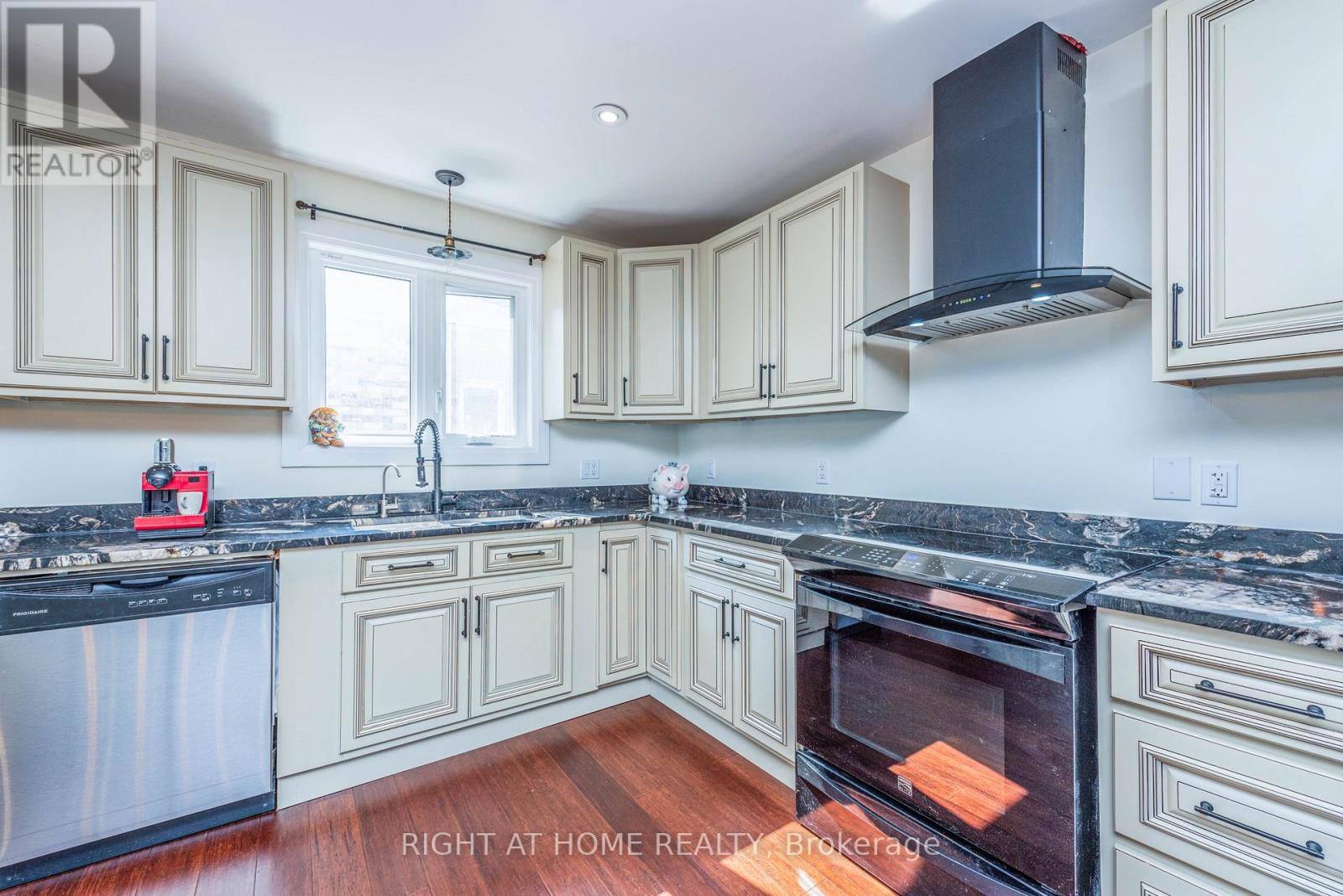 11 Ottaway Avenue, Barrie (Wellington), Ontario  L4M 2W6 - Photo 21 - S12498048