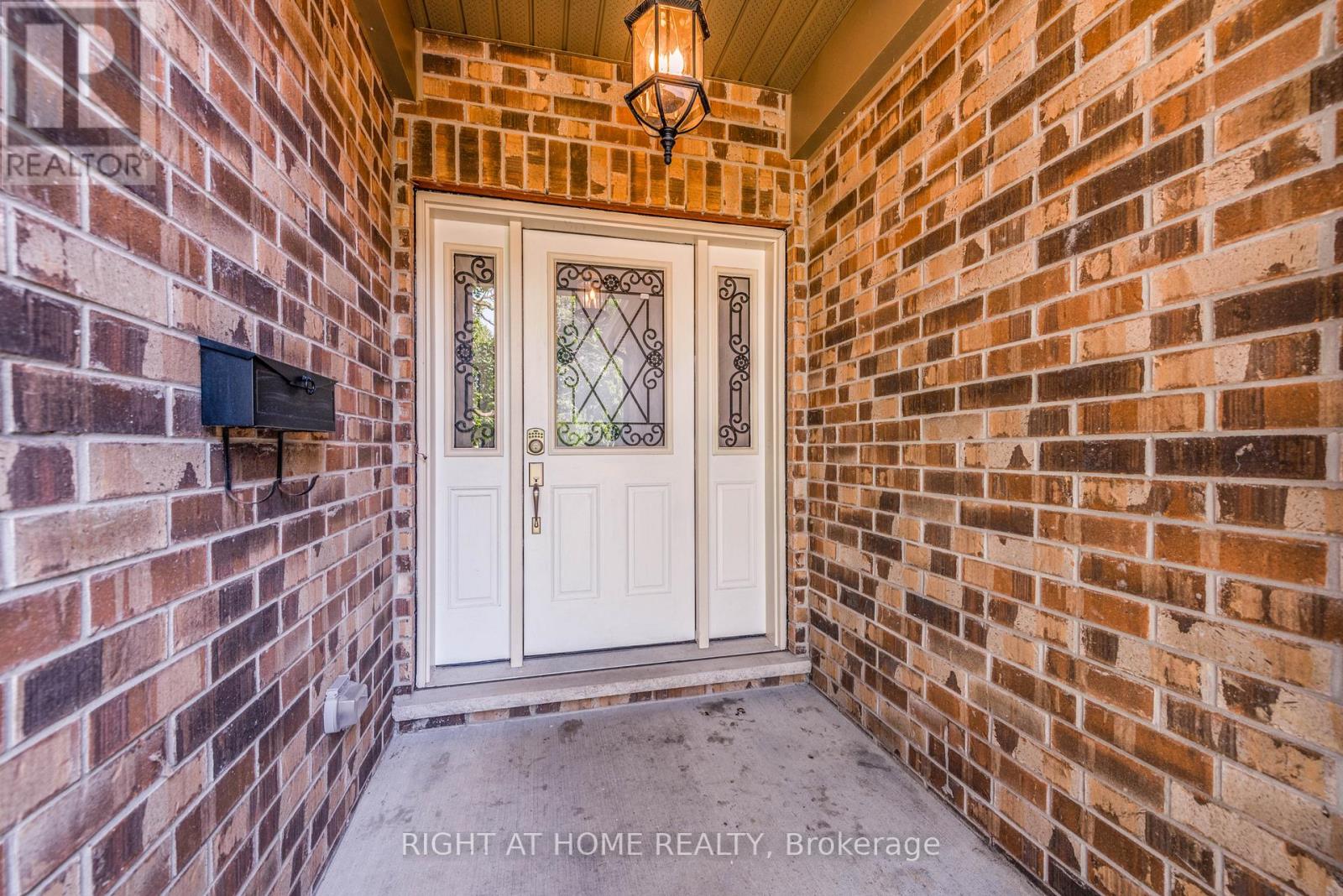 11 Ottaway Avenue, Barrie (Wellington), Ontario  L4M 2W6 - Photo 5 - S12498048