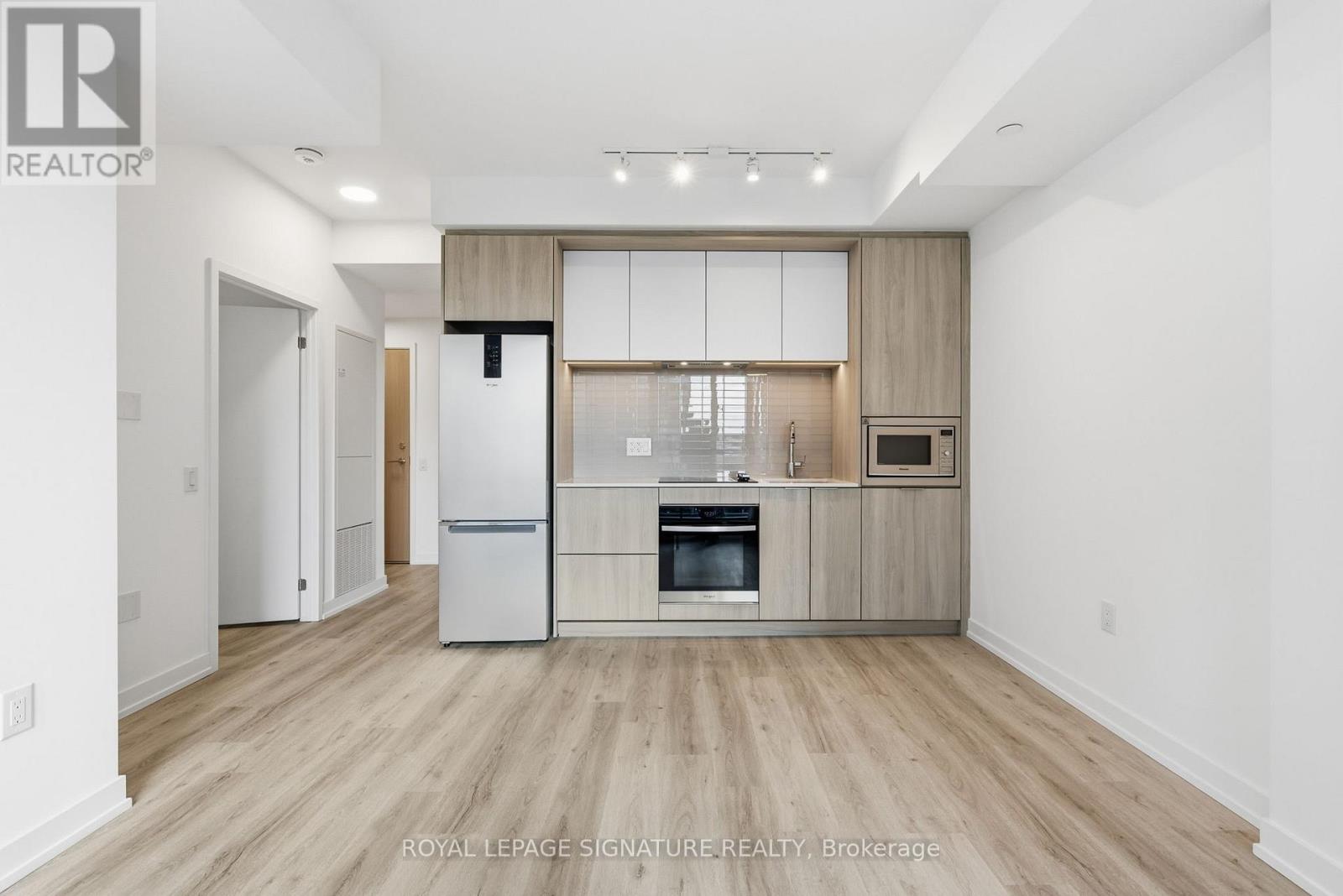 311 - 395 Square One Drive, Mississauga, Ontario  L5B 0P6 - Photo 7 - W12498060