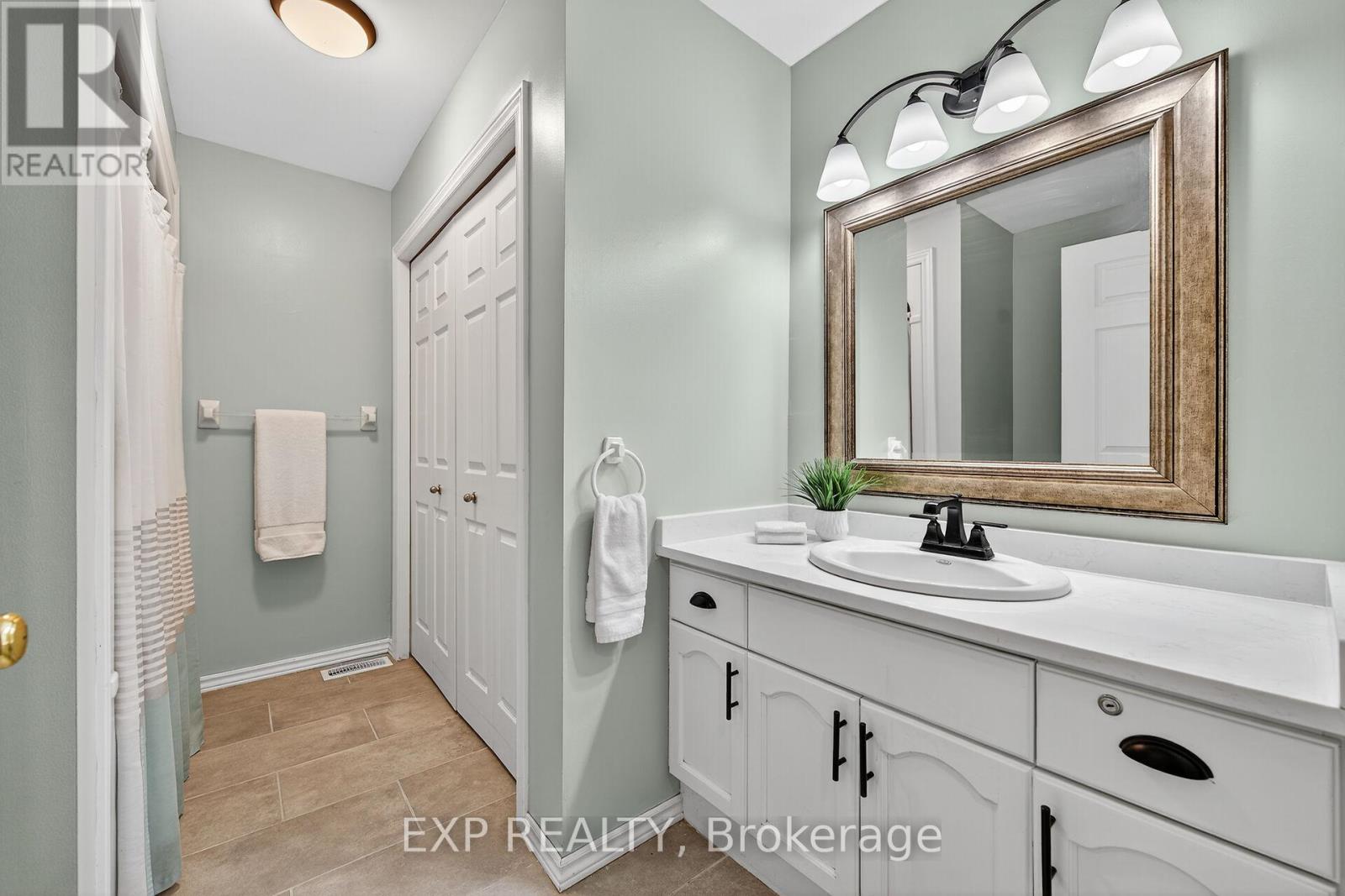 2 - 20 Courtland Drive, Brantford, Ontario  N3R 7Y2 - Photo 16 - X12498042