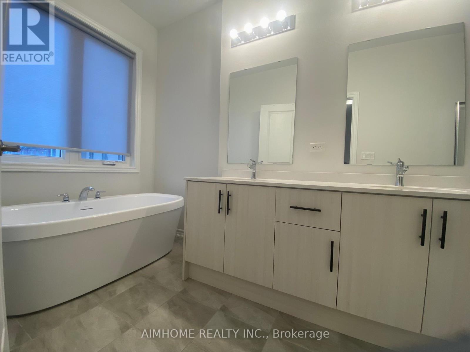 168 Tempel Street, Richmond Hill, Ontario  L4E 1J2 - Photo 12 - N12498096