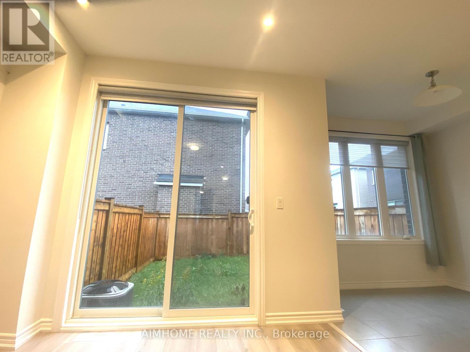 168 Tempel Street, Richmond Hill, Ontario  L4E 1J2 - Photo 4 - N12498096