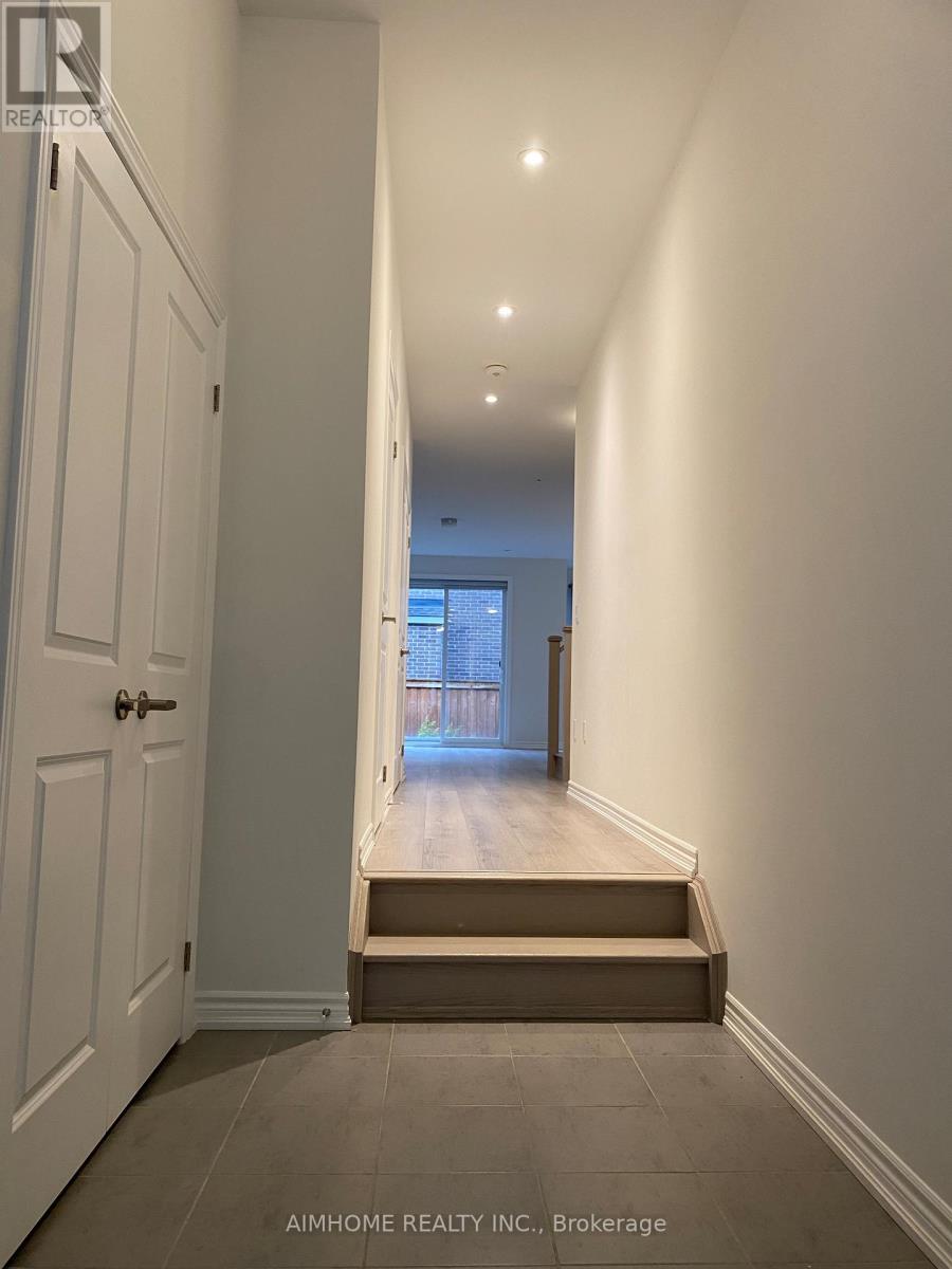 168 Tempel Street, Richmond Hill, Ontario  L4E 1J2 - Photo 5 - N12498096