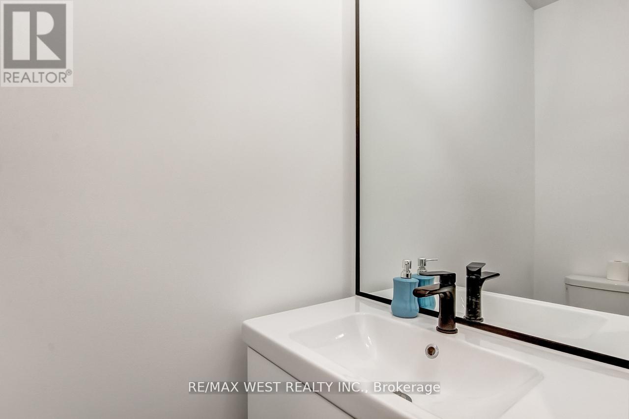 92 Poole Crescent, Middlesex Centre, Ontario  N0L 1R0 - Photo 12 - X12498118