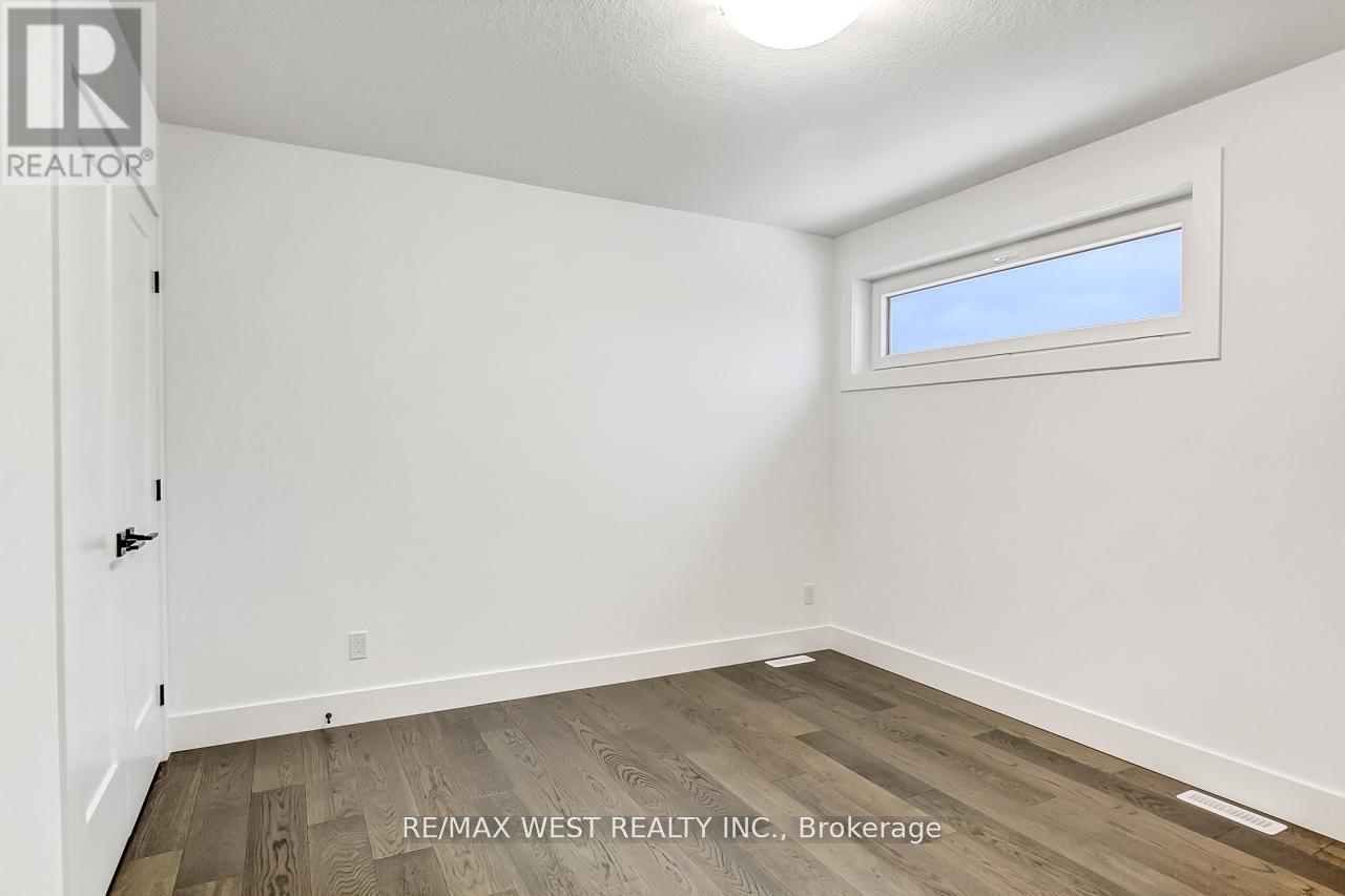 92 Poole Crescent, Middlesex Centre, Ontario  N0L 1R0 - Photo 14 - X12498118