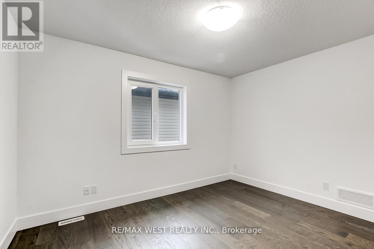 92 Poole Crescent, Middlesex Centre, Ontario  N0L 1R0 - Photo 16 - X12498118