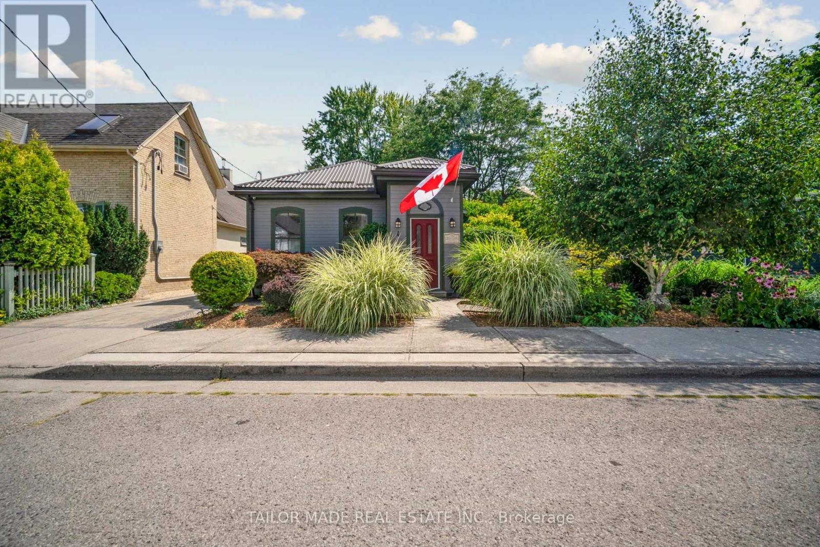 4 Leslie Street, London North, Ontario  N6H 1H9 - Photo 2 - X12371017