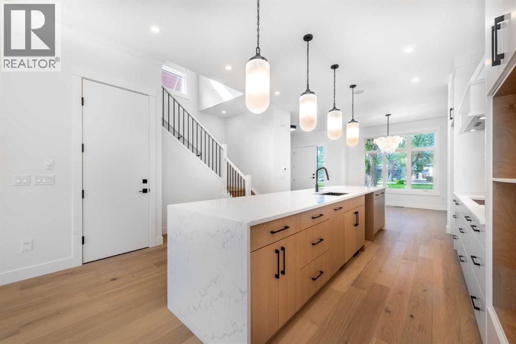 13 Hartford Place Nw, Calgary, Alberta  T2K 2A9 - Photo 7 - A2243575