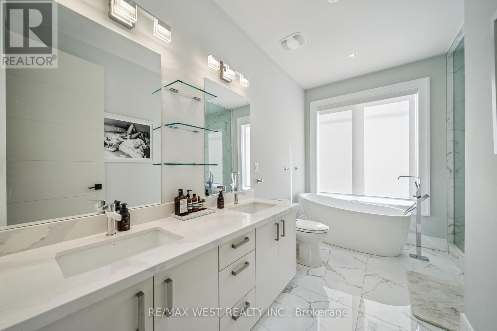 48 Arrowsmith Avenue, Toronto (Brookhaven-Amesbury), Ontario  M6M 2W7 - Photo 11 - W12498162