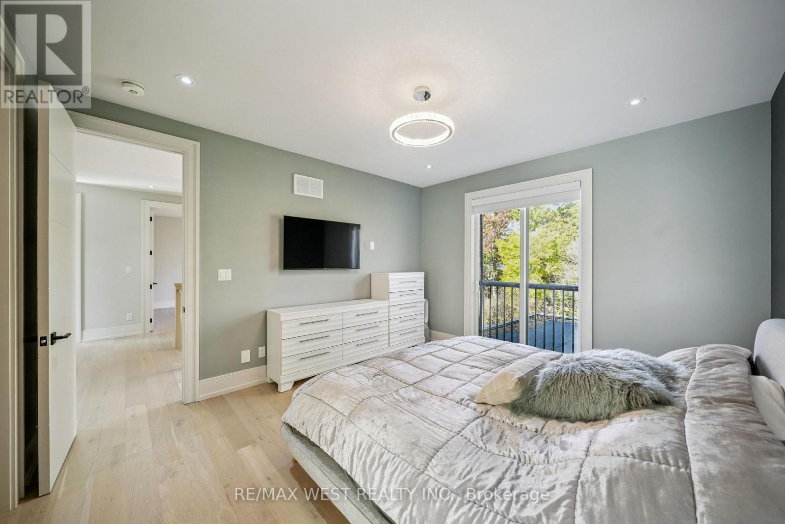 48 Arrowsmith Avenue, Toronto (Brookhaven-Amesbury), Ontario  M6M 2W7 - Photo 12 - W12498162